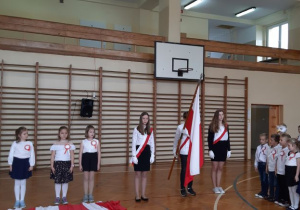 Uroczystość szkolna występ dzieci, poczet flagowy szkoły.