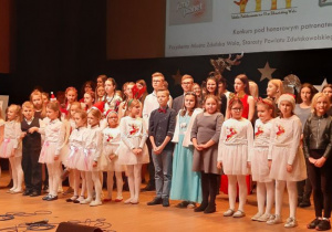 Wręczenie nagród - dzieci stoją na scenie w sali Ratusza.