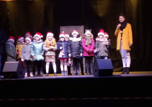 Jarmark bożonarodzeniowy - występ dzieci z klasy 1b z wychowawczynią.