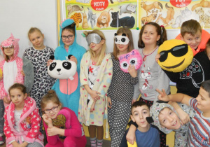Dzień piżamowy - uczniowie klasy 3 przebrani w piżamki z maskotkami.