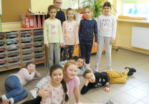 Dzień piżamowy - uczniowie klasy 2 w piżamach w sali lekcyjnej.