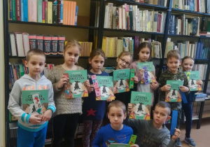 1a -pasowanie na czytelnika - dzieci z pierwszą wypożyczoną książką w bibliotece szkolnej.