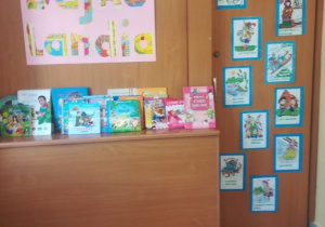 Bajkolandia - korytarz szkolny z prezentacją książek dla dzieci.