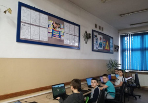 Dzieci podczas zajęć w pracowni komputerowej.