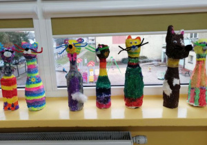 Figurki kotów z butelek na parapecie sali lekcyjnej - wykonane przez dzieci.
