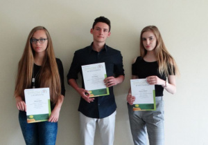 Laureatka i uczniowie wyróżnieni w konkursie matematycznym "GALILEO" z dyplomami