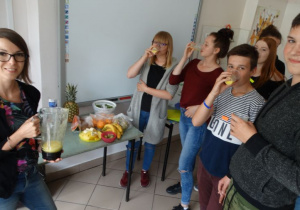 Uczniowie i prowadząca warsztaty kulinarne podczas degustacji koktajli