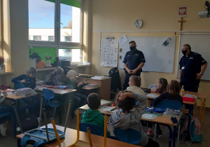 Policjanci w klasach młodszych.