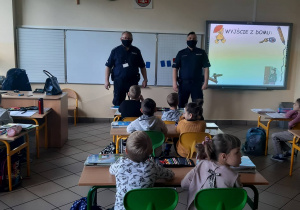 Policjanci podczas pogadanki wizyty w klasie młodszej.