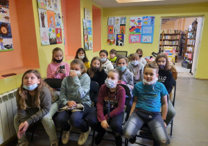Uczniowie klasy 4a siedzą w sali Biblioteki Pedagogicznej.