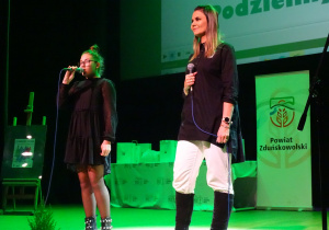 Zosia Nosal i pani Marta Jachowicz na scenie w Ratusz