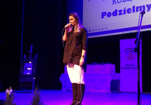 Występ solowy pani Marty Jachowicz na scenie w Ratuszu.