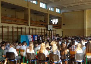 Społeczność SP12 podczas uroczystej akademii z okazji rozpoczęcia roku szkolnego 2018/2019 na sali gimnastycznej