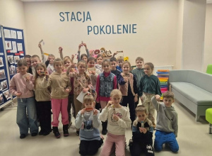 Pierwszoklasiści w Miejskiej Bibliotece Publicznej.