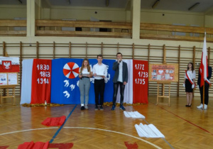 Uczniowie klasy IIIb gimnazjum podczas uroczystej akademii z okazji 100-lecia Niepodległości 