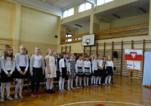 Uczniowie klasy II śpiewają piosenkę podczas uroczystej akademii z okazji 100-lecia Niepodległości