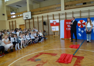 Pan Dyrektor zabiera głos podczas uroczystej akademii z okazji 100-lecia Niepodległości