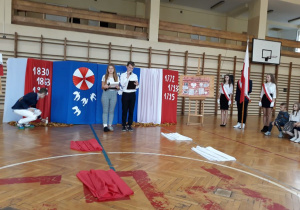 Uczniowie klasy IIIb oraz Poczet Sztandarowy podczas uroczystej akademii z okazji 100-lecia Niepodległości