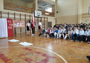 Poczet Sztandarowy oraz uczniowie SP12 podczas uroczystej akademii z okazji 100-lecia Niepodległości