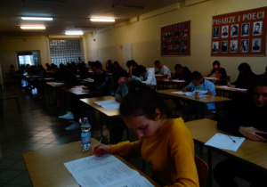 Uczniowie klas III podczas próbnego egzaminu gimnazjalnego