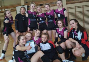 Zwycięska drużyna Rejonowych Igrzysk Młodzieży Szkolnej w piłce siatkowej