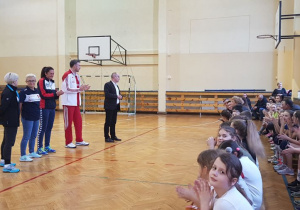 Dzieci uczestniczące w zajęciach pokazowych prowadzonych przez Reprezentanta Polski