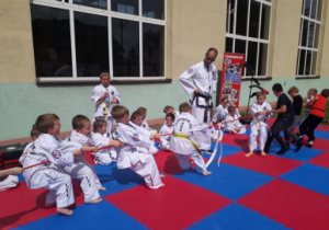 Turniej przeciągania liny zorganizowany podczas pokazu karate
