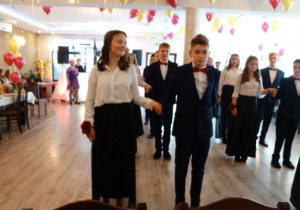 Ósmoklasiści tańczą Poloneza